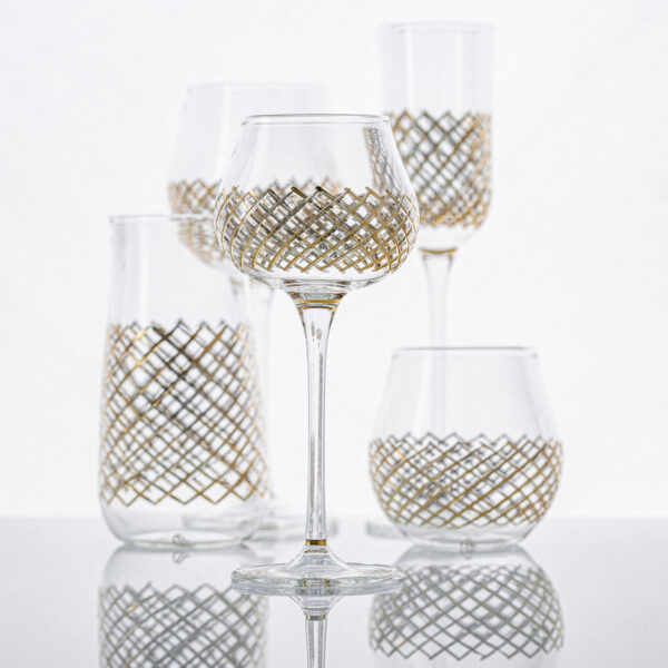 Cosmo Royale glasserie med Vinglas, Champagneglas, Drinksglas, Vandglas, Rødvinsglas med Guldmønster Carat.